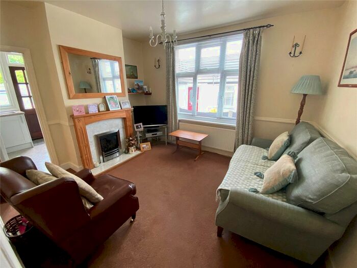 2 Bedroom Bungalow For Sale In Queens Road, Rayleigh, Essex SS6