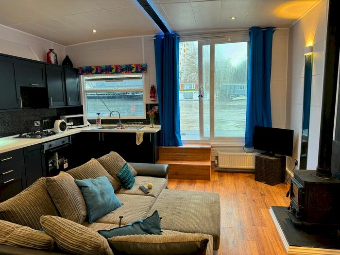1 Bedroom Houseboat To Rent In Lower Teddington Road, Kingston Upon Thames, KT1