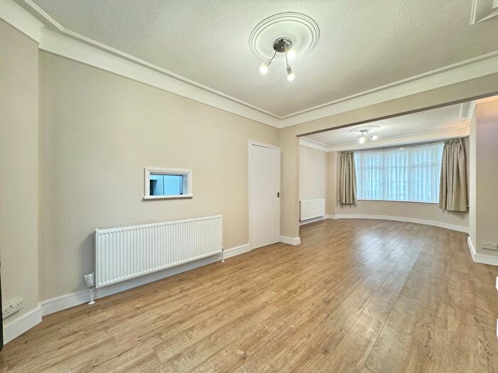 3 Bedroom Semi-Detached House To Rent In Woodland Way, London, N21