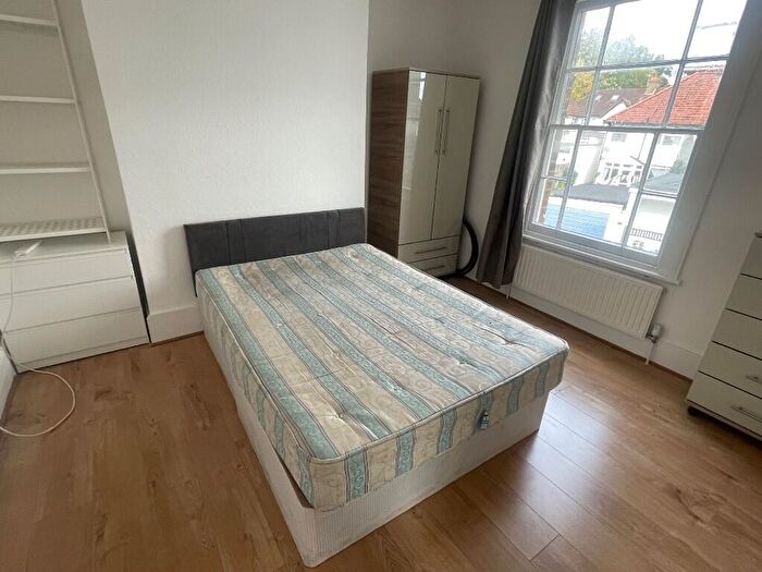 3 Bedroom Flat To Rent In Sutton Parade, Church Road, Hendon, London, NW4