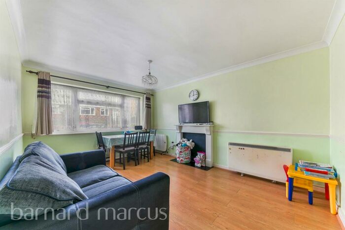 2 Bedroom House To Rent In Swallowdale, South Croydon, CR2