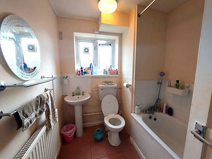 2 Bedroom Flat To Rent In Rayne Court, E18