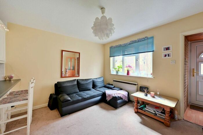 1 Bedroom Flat To Rent In Rotherwood Close, Wimbledon, London, SW20