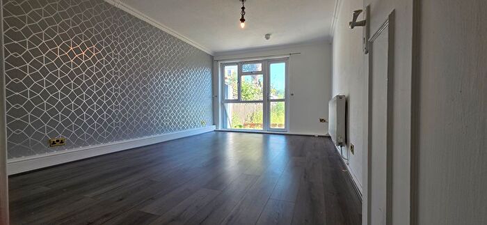 3 Bedroom Flat To Rent In Hamilton Close, London, N17