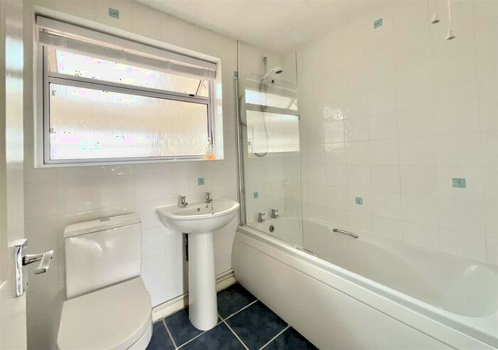3 Bedroom Bungalow For Sale In Riverway, South Cerney, GL7