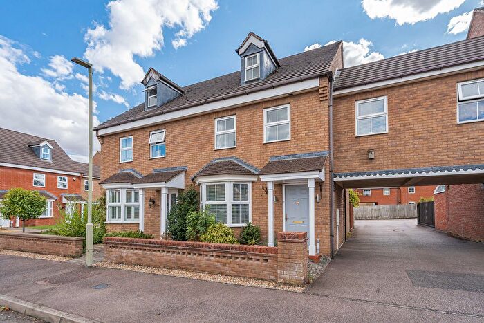 3 Bedroom Town House For Sale In Oxlip Leyes, Bicester, OX26
