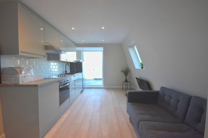 1 Bedroom Flat To Rent In Queenstown Road, London, SW8