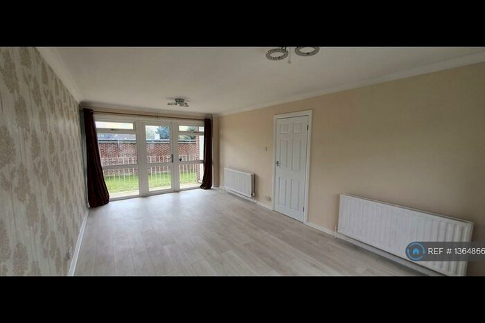 2 Bedroom Flat To Rent In Sandringham Court, Slough, SL1