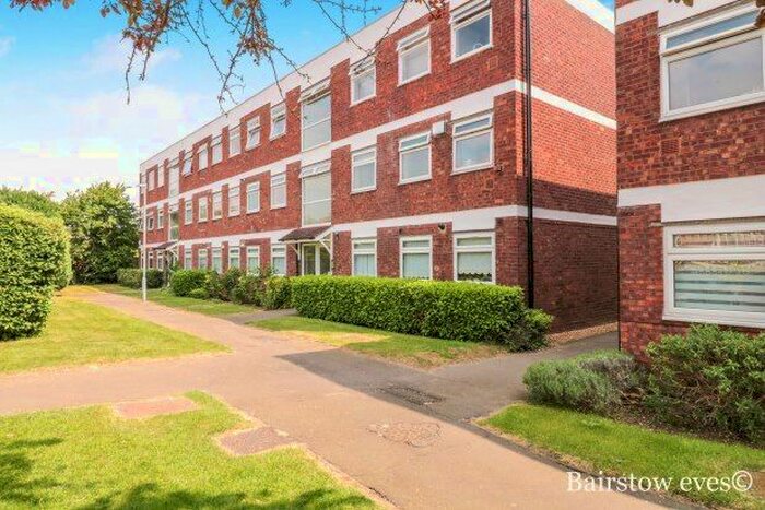 2 Bedroom Flat To Rent In Poplar Way, Ilford, IG6
