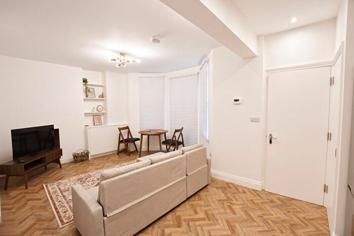 1 Bedroom Flat To Rent In Lower Ground Floor Flat, Oxford Gardens, London, W10