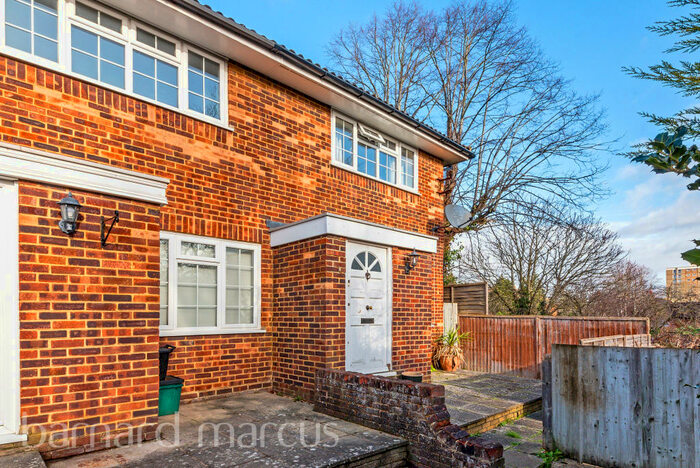 2 Bedroom House To Rent In Tapestry Close, Sutton, SM2