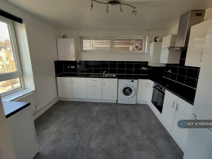 3 Bedroom Flat To Rent In Wiseman Court, London, SE19