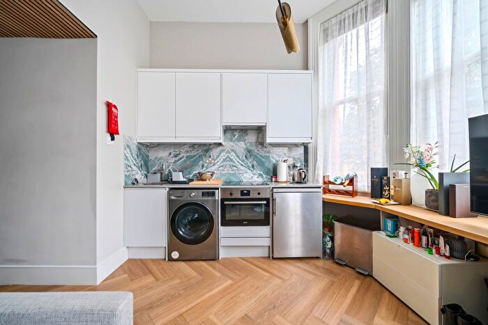 Studio To Rent In Bina Gardens, South Kensington, London, SW5