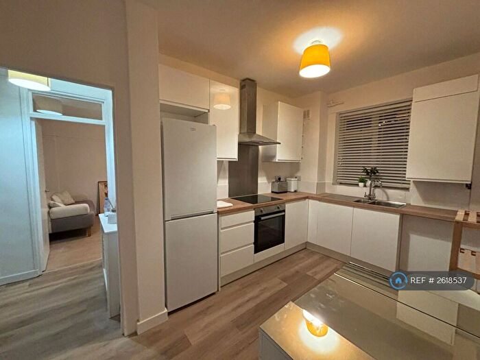 2 Bedroom Flat To Rent In Rawson Court, London, SW11