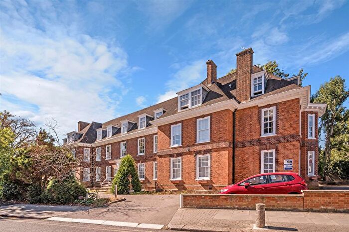 3 Bedroom Flat For Sale In West Heath Avenue, Golders Green, NW11