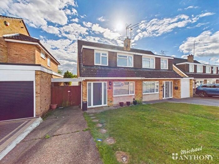 3 Bedroom Semi-Detached House For Sale In Apollo Close, Dunstable, LU5