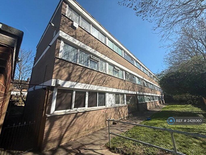 2 Bedroom Flat To Rent In Lyndum Court, London, N22