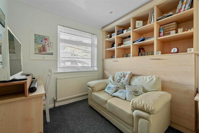 2 Bedroom Detached Bungalow For Sale In St. Lukes Close, Woodside, Croydon, SE25