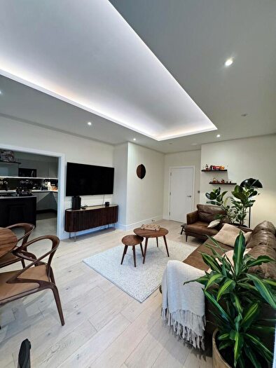 3 Bedroom Flat For Sale In Oak Hill Road, Surbiton, KT6