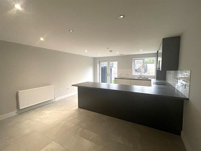 4 Bedroom Property To Rent In Finstock Avenue, Blurton, Stoke-On-Trent, ST3