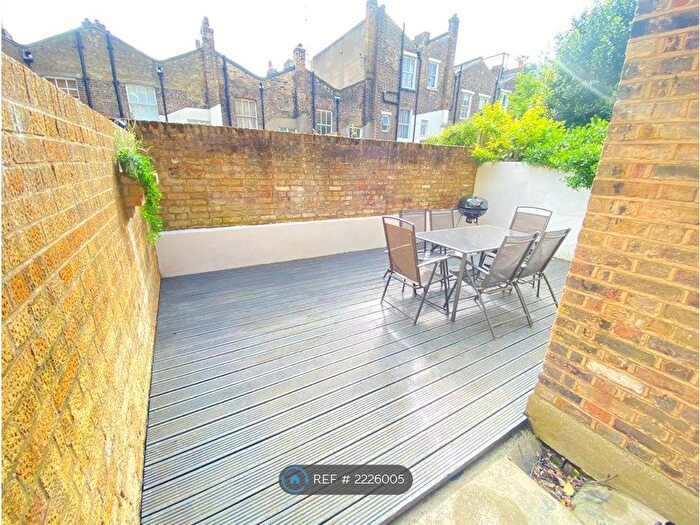 3 Bedroom Flat To Rent In College Place, London, NW1