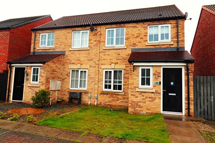 3 Bedroom Semi-Detached House For Sale In Haddon Close, Brough, HU15