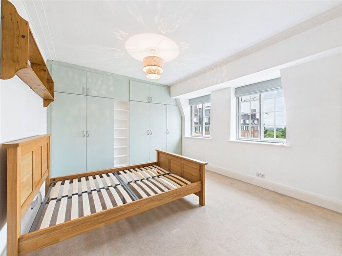 3 Bedroom Flat To Rent In Richmond Hill Court, Richmond, TW10