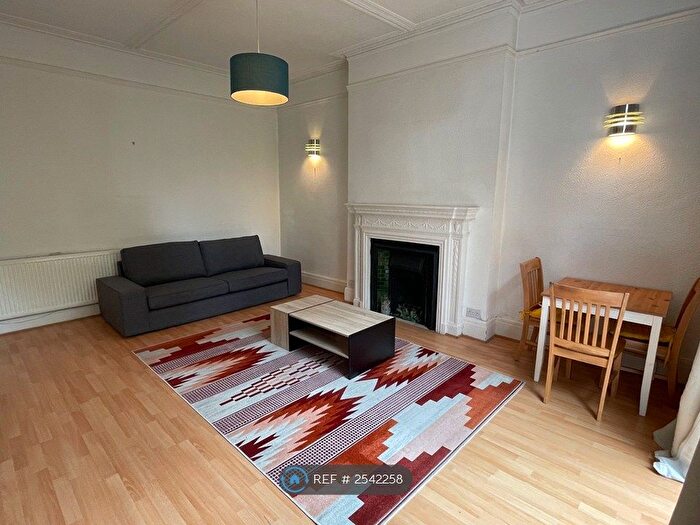 2 Bedroom Flat To Rent In Kirkstall Road, London, SW2