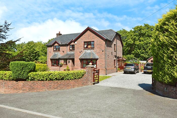 4 Bedroom Detached House For Sale In Heol Waunyclun, Trimsaran, Kidwelly, Carmarthenshire, SA17