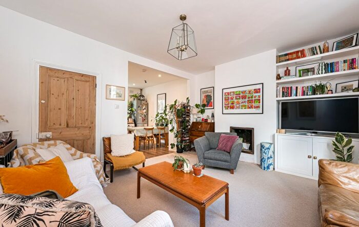 3 Bedroom Maisonette For Sale In Angles Road, SW16