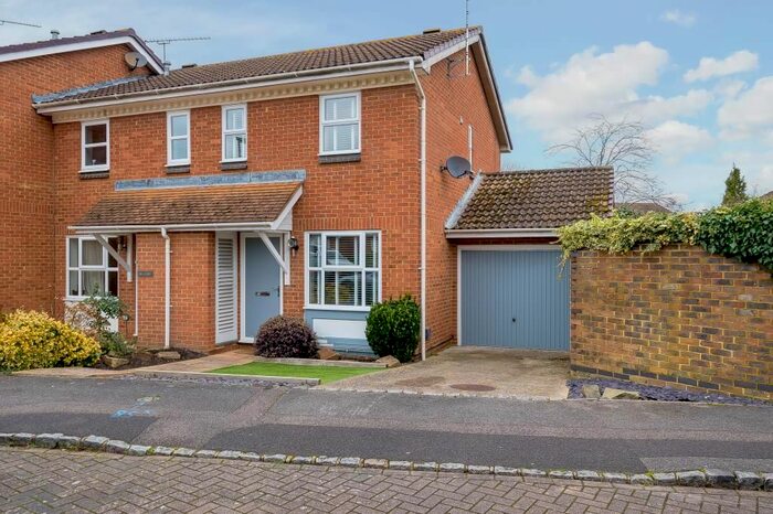 2 Bedroom Semi-Detached House To Rent In Lightwater, Surrey, GU18