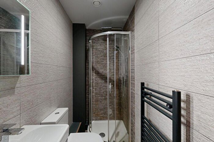 6 Bedroom Flat To Rent In Hoods Hideout, - Houndsgate, NG1