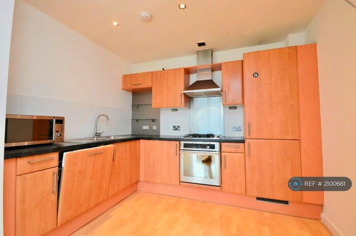 2 Bedroom Flat To Rent In Balmoral Place, Hunslet, Leeds, LS10