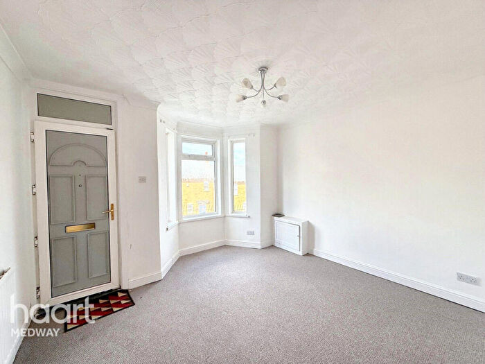 3 Bedroom Terraced House For Sale In Magpie Hall Road, Chatham, ME4