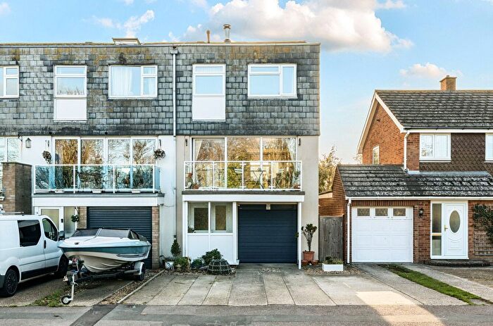 4 Bedroom End Of Terrace House For Sale In Beach Road, Selsey, PO20