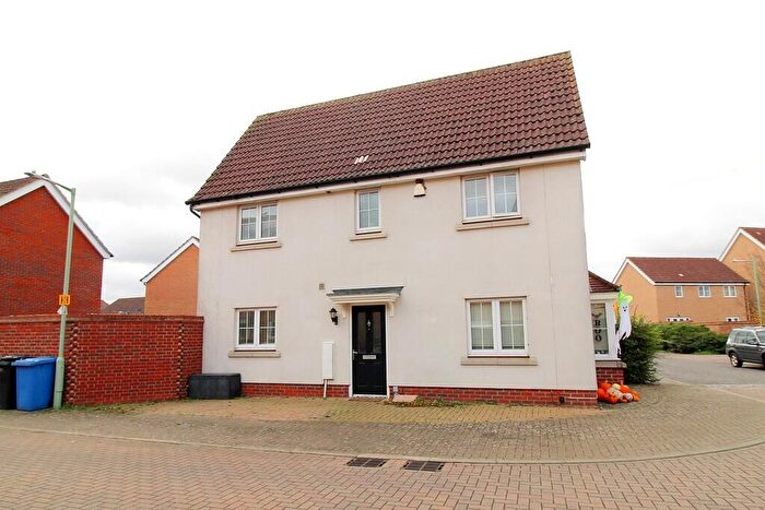 3 Bedroom Link Detached House For Sale In Bramble Walk, Red Lodge, IP28