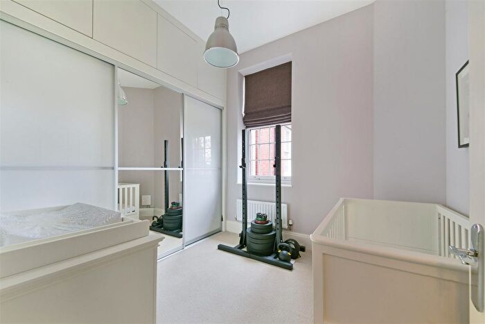 2 Bedroom Flat For Sale In Glanville Way, Epsom, KT19
