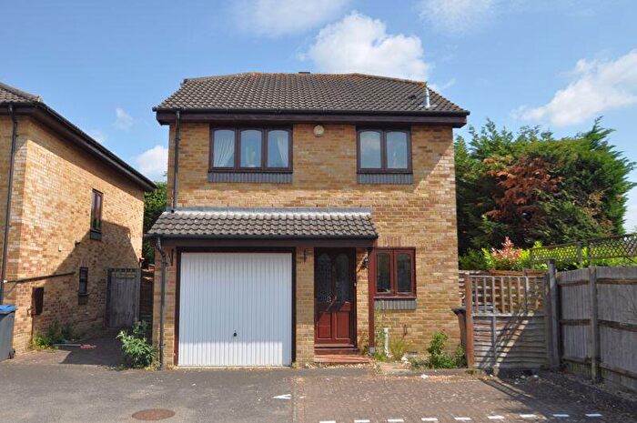 3 Bedroom Detached House For Sale In Juniper Close, Chessington, KT9