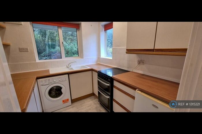 2 Bedroom Flat To Rent In West Park Drive East, Leeds, LS8