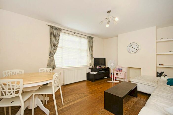 3 Bedroom Flat To Rent In Falloden Court, Brooklands, London NW11