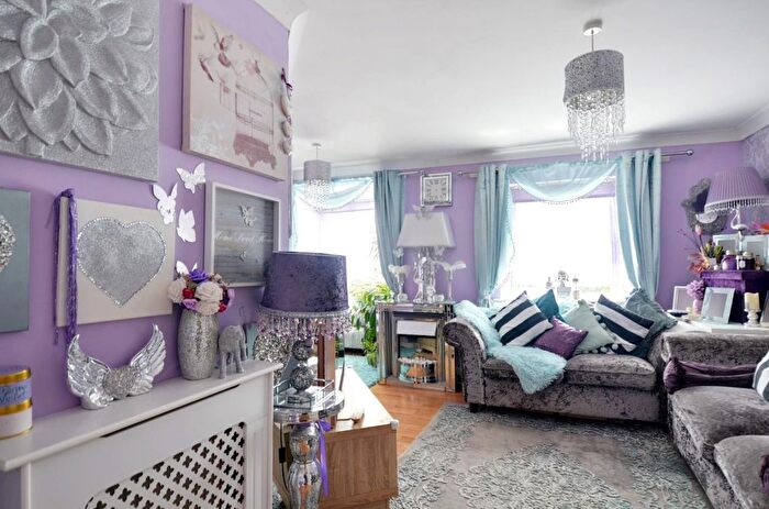 Studio For Sale In Lowden Road, Southall, UB1