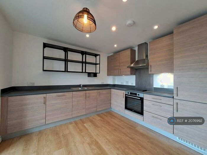 3 Bedroom Flat To Rent In Powell Road, London, E5