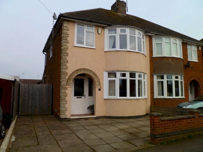 3 Bedroom Semi-Detached House To Rent In De Vere Road, Thrapston, Kettering, NN14