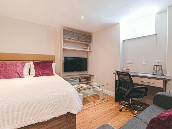 Apartment To Rent In Apt, Eagle House #, M3