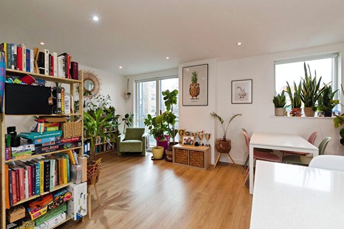 2 Bedroom Flat For Sale In Yeo Street, London, E3