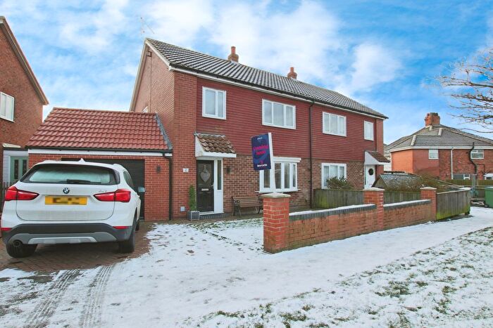 4 Bedroom Semi Detached House For Sale In Oak Tree Estate, Preston, Hull, HU12