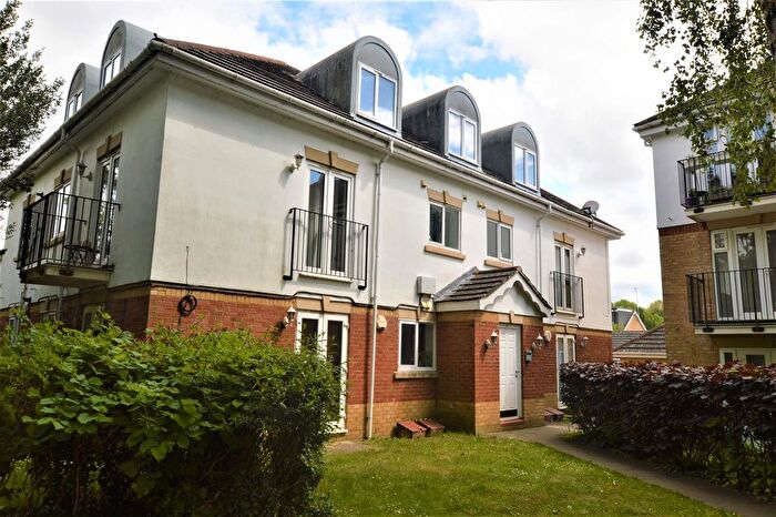 3 Bedroom Flat To Rent In Basildon Close, Watford, WD18