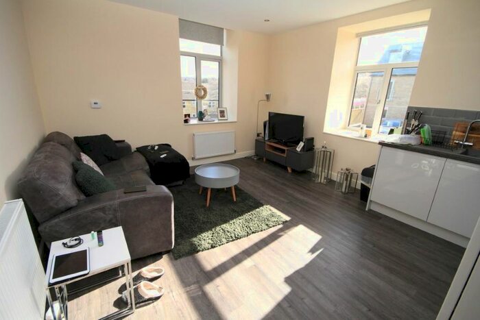 1 Bedroom Flat To Rent In High Street, Idle, Bradford, BD10