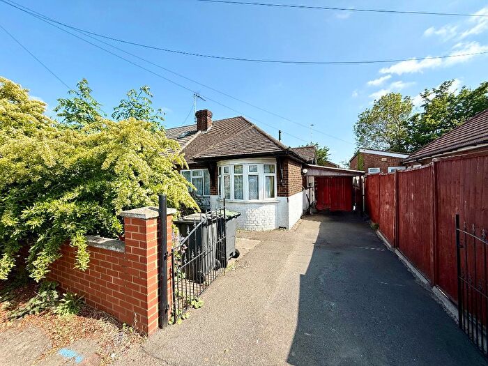 2 Bedroom Bungalow For Sale In Park Avenue, Sundon Park, Luton, Bedfordshire, LU3