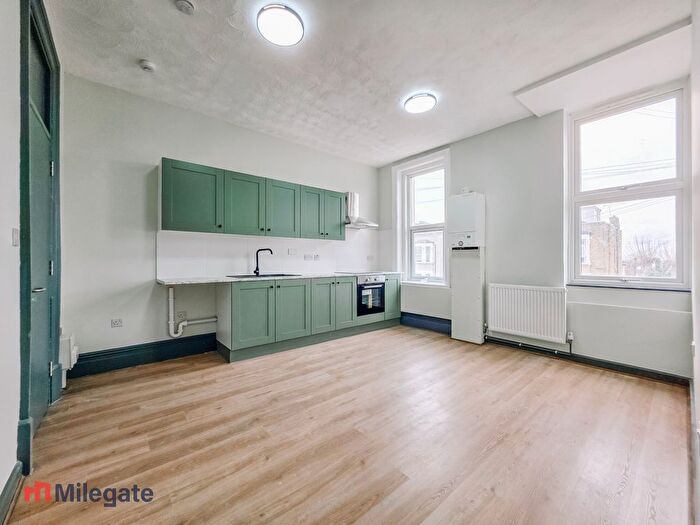 2 Bedroom Flat To Rent In York Road, Southend-On-Sea, SS1